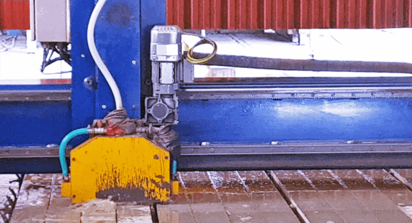 HepcoMotion - 콘크리트 컷팅 어플리케이션에 사용된 HDS2