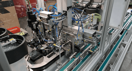 HepcoMotion - 전기 제어 스위치 생산 어플리케이션 | Beckhoff XTS용 GFX 가이드 시스템