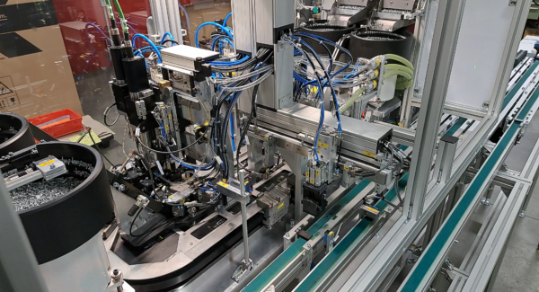 HepcoMotion - 전기 제어 스위치 생산 어플리케이션 | Beckhoff XTS용 GFX 가이드 시스템